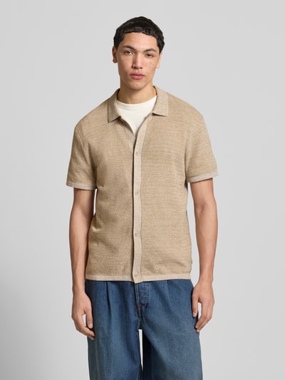Männermodel trägt Regular Fit Freizeithemd mit Polokragen und Knopfleiste von Jack & Jones, sandfarben, Baumwoll-Mix, Ganzkörperansicht von vorne.