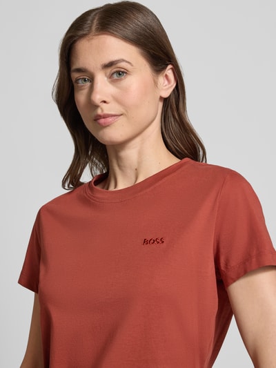 Frauenmodel trägt Regular Fit T-Shirt aus reiner Baumwolle Modell 'ESOGO' von BOSS Orange, unifarben, Label-Schriftzug, Rundhals, Kurzarm, Nahaufnahme Oberkörper.