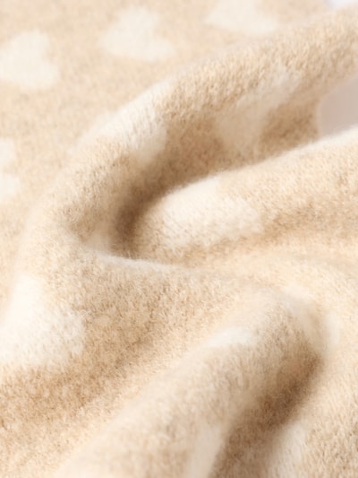 Produktfoto, beigefarbener Schal mit Woll-Anteil Modell 'Herz' von Kurt Beines, Strick-Optik, elastischer Material-Mix, Detailansicht der weichen Textur