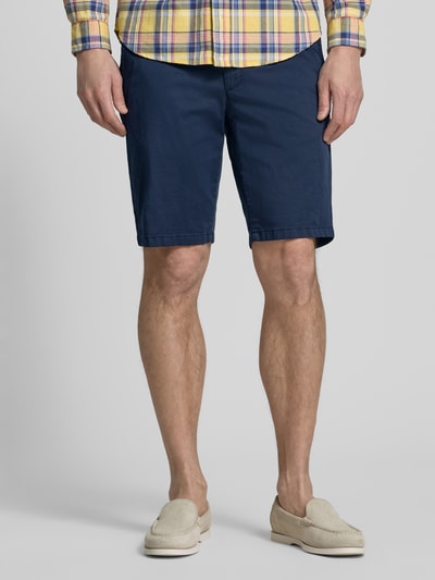 Männermodel trägt Regular Fit Chinoshorts aus Baumwoll-Mix Modell 'BOZEN' von Brax, Optik: Unifarben, Ganzkörperansicht von vorne.