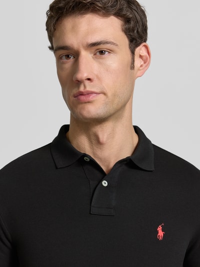 Männermodel trägt Slim Fit Poloshirt mit Logo-Stitching von Polo Ralph Lauren, Unifarbenes-Design, Reine Baumwolle, Nahaufnahme Oberkörper.
