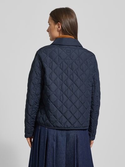 Frauenmodel trägt Regular Fit Steppjacke mit Umlegekragen Modell 'GELO' von Weekend Max Mara, Optik: Unifarben, Muster: kariert, ganzkörperansicht Rückansicht.