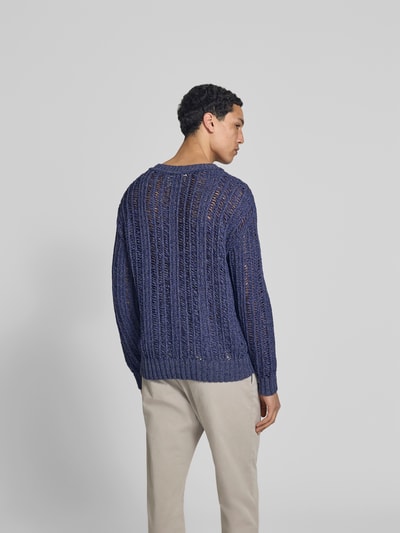 Männermodel trägt Regular Fit Pullover in Strick-Optik van Closed, katoenmix, semitransparant design, rugaanzicht, ganzkörperansicht rückansicht.