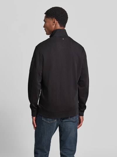 Männermodel trägt Sweatjacke mit Stehkragen und Reißverschluss von PME Legend, Regular Fit, Baumwoll-Elasthan-Mix, Strukturmuster, Ganzkörperansicht Rückansicht.