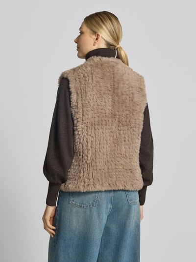 Frauenmodel trägt Regular Fit Weste aus Kunstfell von COMMA in Beige mit Stehkragen, ärmellos, strukturierte Oberfläche, Ganzkörperansicht Rückansicht.