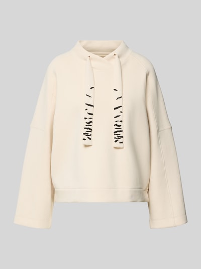 Produktfoto, Oversized Sweatshirt mit Tunnelzug von Marc Cain, mieszanka bawełny z dodatkiem streczu, krój oversized, stójka, tunel, kremowy kolor, wyraźna faktura miękkiej dzianiny