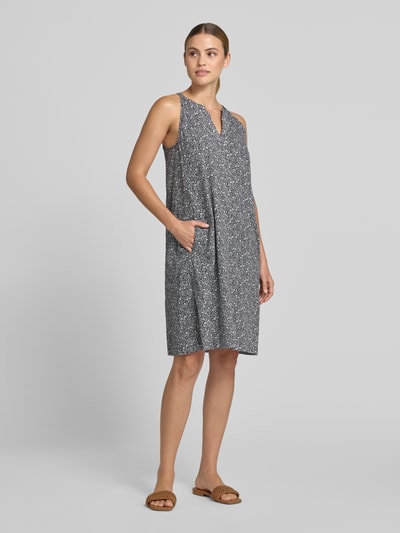 Vrouwenmodel draagt Loose Fit vrijetijdsjurk uit puur katoen van Marc O'Polo in donkerblauw met wit motief, geheel vooraanzicht.