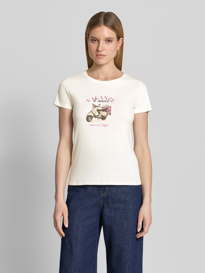 Frauenmodel trägt T-Shirt mit Motiv-Print und Rundhalsausschnitt von Zero aus Baumwoll-Mix mit Stretch-Anteil, gerader Schnitt, Rückenlänge bei Größe 36: 53 cm, cremefarben mit Print-Details, Ganzkörperansicht von vorne.