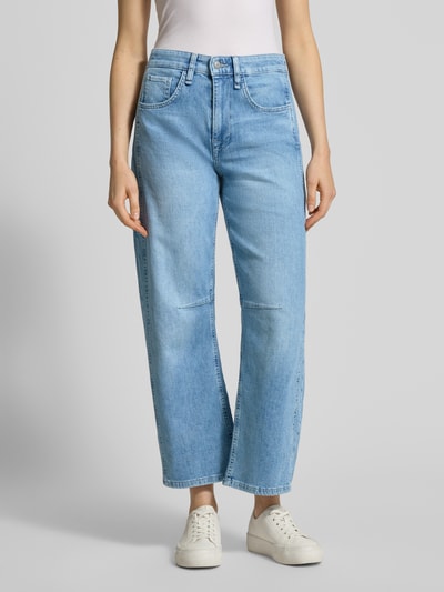 Frauenmodel trägt Jeans mit 5-Pocket-Design Modell 'Ohio' von MAC in Hellblau, lockerer Schnitt, Baumwoll-Elasthan-Mix, Ganzkörperansicht von vorne.