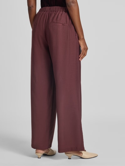 Vrouwenmodel draagt Wide Leg wijdte broek uit mix van lyocell en met wol model 'P076' van Jake*s Collection, volledige achteraanzicht.