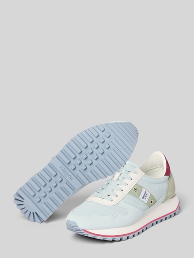 Produktfoto, Sneaker aus Leder-Mix mit Logo-Patch Modell 'Millen' von Blauer Usa, afgeronde pasvorm, profielzool, dames, maat 40, hakhoogte 3 cm, schachthoogte 9 cm, schachtbreedte 8 cm, lichtblauw, wit, roze, grijs, mix van gladde en suède texturen.