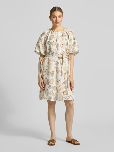 Frauenmodel trägt Knielanges Kleid aus Viskose mit Bindegürtel von Marc Cain im Allover-Look mit Schlüsselloch-Ausschnitt, Taillierter Schnitt, Reine Viskose, Bindegürtel, Rückenlänge 95 cm, Brustweite 52 cm, Ärmellänge 38 cm, Hellem Grundton mit Muschelmustern, fließender Stoff, Ganzkörperansicht von vorne.