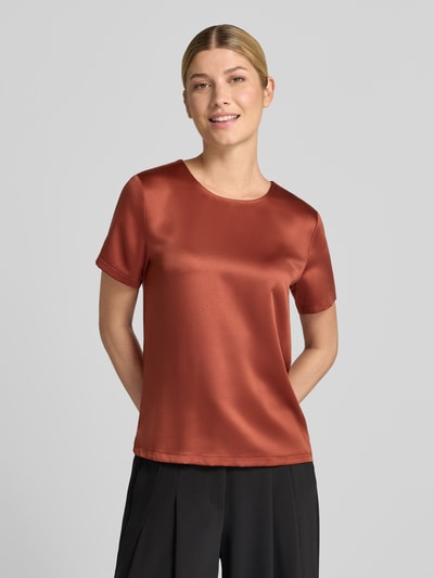 Vrouwenmodel draagt Regular Fit Bluse aus Satin van Christian Berg Woman Selection in glanzende roodbruine satijn, korte mouwen, ronde hals, voorzijde zicht, volledige context.