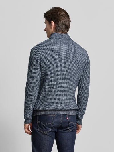 Männermodel trägt Regular Fit Strickjacke mit Woll-Anteil von Tom Tailor, blaue Melange-Optik, Reißverschluss, Rippenabschlüsse, Ganzkörperansicht Rückansicht.