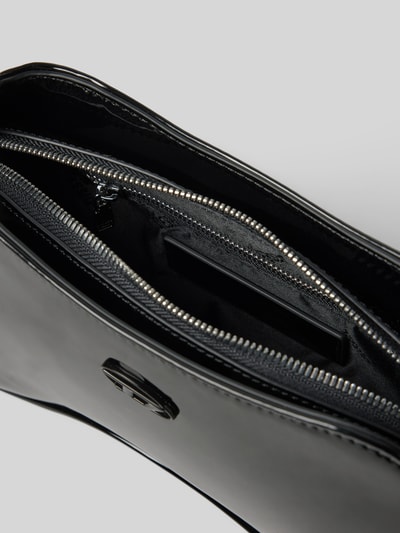 Produktfoto, Shoulder Bag mit Logo-Detail von Diesel, glatte schwarze Oberfläche, Reißverschlussfach, schmaler Schulterriemen, Nahaufnahme Innenansicht