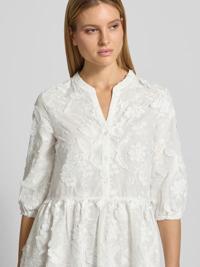 Frauenmodel trägt Knielanges Kleid mit Stitchings und 3/4-Arm von WHITE LABEL aus Reine Baumwolle, A-Linie, Tunikakragen, Nahaufnahme Oberkörper.