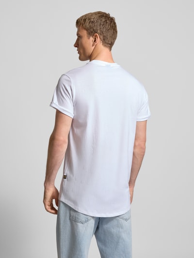 Männermodel trägt T-Shirt mit Label-Detail von G-Star in Weiß, Reine Bio-Baumwolle, Gerader-Schnitt, Rückenlänge 76 cm, Ganzkörperansicht Rückansicht.