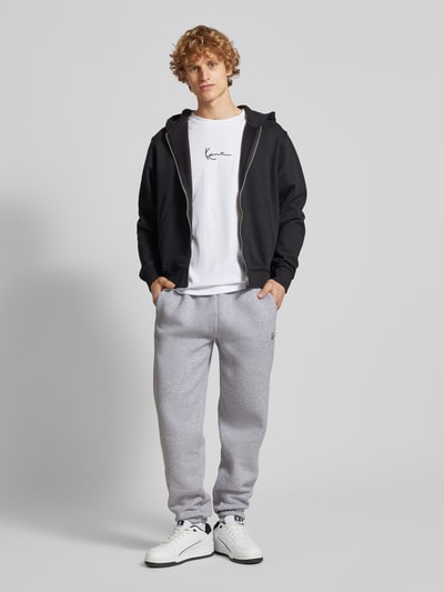 KARL KANI Relaxed Fit Sweatpants mit Label-Stitching Hellgrau Melange 1