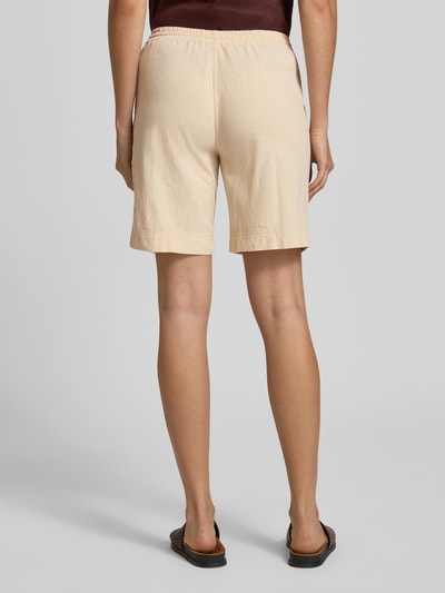 Frauenmodel trägt Shorts mit elastischem Bund Modell 'Cissie' von Soyaconcept in Beige, Regular Fit, reine Baumwolle, Ganzkörperansicht Rückansicht.