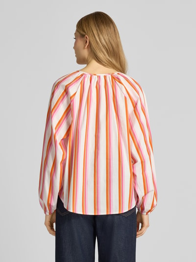 Frauenmodel trägt Regular Fit Bluse mit Raffungen von Emily Van den Bergh, bunt gestreift, reine Baumwolle, Ganzkörperansicht Rückansicht.