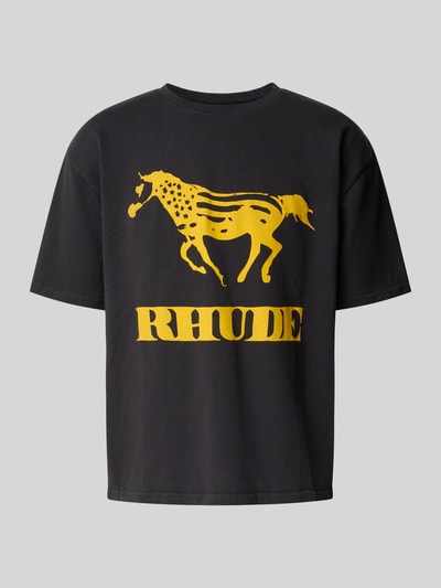 Produktfoto, T-Shirt mit Label-Print von RHUDE in Schwarz mit gelbem Pferde-Design, reine Baumwolle, gerader Schnitt, Rundhalsausschnitt, Rückenlänge bei Größe M 55 cm