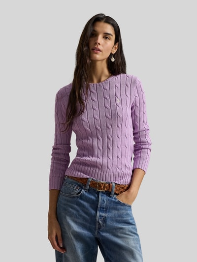 Frauenmodel trägt Strickpullover mit Zopfmuster Modell 'JULIANNA' von Polo Ralph Lauren in Flieder, Baumwolle, Label-Stitching, Nahaufnahme Oberkörper.