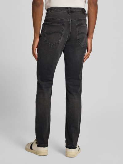 Männermodel trägt Slim Fit Jeans im 5-Pocket-Design Modell 'LUKE' von Lee in Dunkelgrau, Baumwoll-Mix mit Stretch-Anteil, körpernaher Schnitt, Ganzkörperansicht Rückansicht.