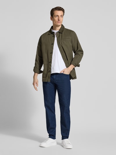 Männermodel trägt Regular Fit Jeans im Used-Look Modell 'Cadiz' von Brax, Baumwoll-Mix mit Stretch, Eingrifftaschen, Ganzkörperansicht von vorne
