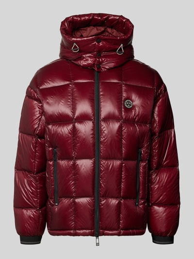 Produktfoto, gewatteerd jack met tweewegritssluiting van Armani Exchange in bordeauxrood, labeldetail, Heren, slim fit, capuchon met tunnelkoord, hooggesloten kraag, ritszakken, ruglengte maat M: 70 cm, schouderbreedte 55 cm, borstwijdte 55 cm, mouwlengte 67 cm
