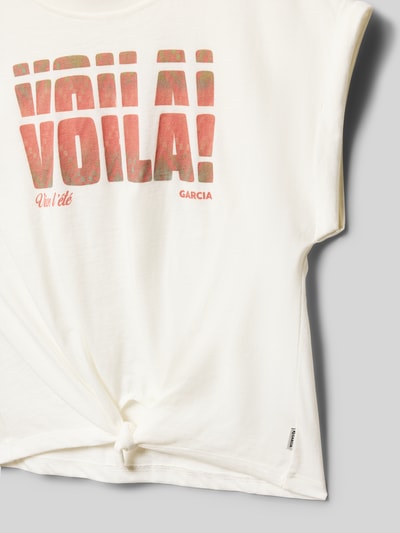 Produktfoto, Regular Fit T-Shirt mit Motiv-Print von Garcia aus reiner Baumwolle, cremeweiß mit rotem Print, Rundhalsausschnitt, Kappärmel, Raffungen