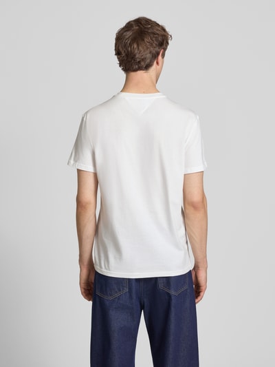 Männermodel trägt Regular Fit T-Shirt aus reiner Baumwolle von Tommy Jeans, unifarben weiß, Jersey-Textur, Ganzkörperansicht Rückansicht.