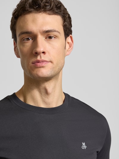 Männermodel trägt Regular Fit T-Shirt Set aus reiner Baumwolle im 3er-Pack von Marc O'Polo, unifarben mit Logo-Print, Nahaufnahme Oberkörper