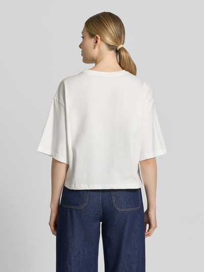 Vrouwenmodel draagt Cropped Boxy Fit T-Shirt met Label-Print van Smith and Soul, wit katoen, boxy fit, cropped, rugaanzicht, ruglengte maat S 48 cm.