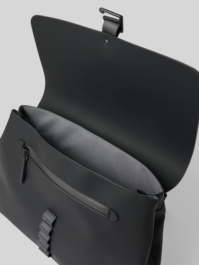 Produktfoto, Crossbody Bag met draagband van GASTON LUGA voor heren, Hoofdvak met overslag en haakjessluiting, afneembare schouderband, korte draagband, voor- en achterzijde met ritsvak, breedte maat 1: 32 cm, lengte maat 1: 25 cm, diepte maat 1: 8 cm, schouderbandlengte maat 1: 106 cm, mat zwart, glad oppervlak, grijze binnenvoering