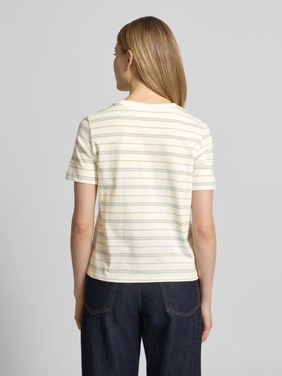 Vrouwenmodel draagt Regular Fit T-shirt uit puur katoen van s.Oliver RED LABEL met all-over motief en labelpatch in jerseylook, Ganzkörperansicht Rückansicht.