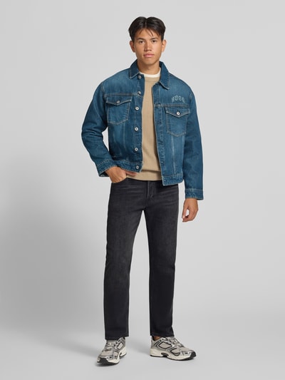 Männermodel trägt Straight Fit Jeans mit Escorial Woll-Anteil Modell 'Chris' von JACK & JONES im 5-Pocket-Design, Ganzkörperansicht von vorne. Baumwoll-Mix, dunkle Waschung, sichtbare Nähte, Struktur durch festen Stoff, Knopf- und Reißverschluss, Bundweite 42 cm, Innenbeinlänge 76 cm.
