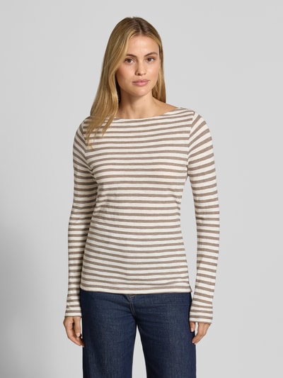 Frauenmodel trägt Regular Fit Langarmshirt aus reiner Baumwolle von Marc O'Polo, beige-weiß gestreift, glatte Textur, Ganzkörperansicht von vorne, Damen Langarmshirt von Marc O'Polo
