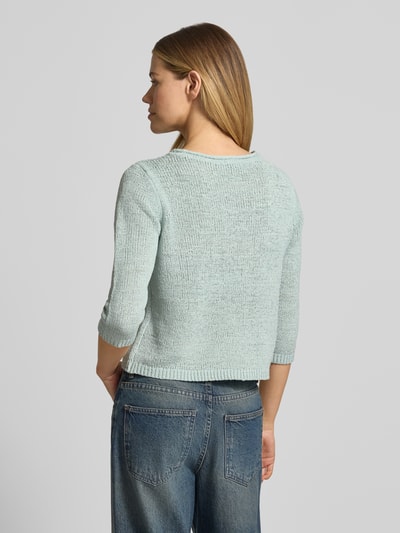 Frauenmodel trägt Strickpullover mit Rundhalsausschnitt und 3/4-Arm von Betty Barclay, Regular-Fit, Rollsaum, gerippte Ärmelabschlüsse, Rückenlänge 50 cm, Ärmellänge 46 cm, zartes Hellblau, strukturierte Oberfläche, Ganzkörperansicht Rückansicht.