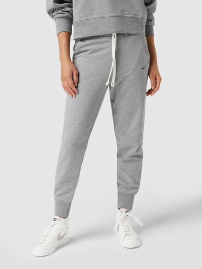 NIKE TRAINING Sweatpants mit Logo-Print Hellgrau 4