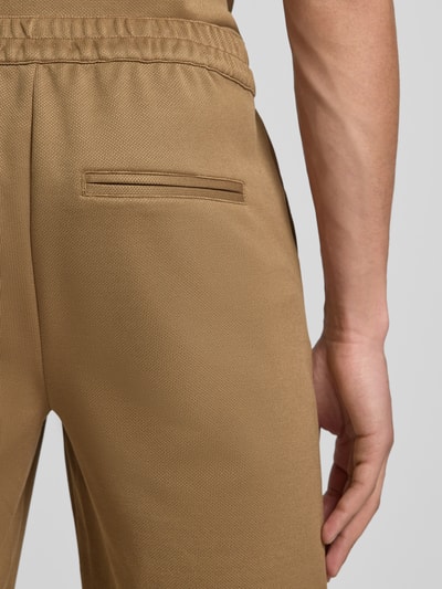 Männermodel trägt Regular Fit Bermudas Modell 'ADRIAN' von Blend, Material-Mix mit Viskose-Anteil, Detailaufnahme Rückansicht.