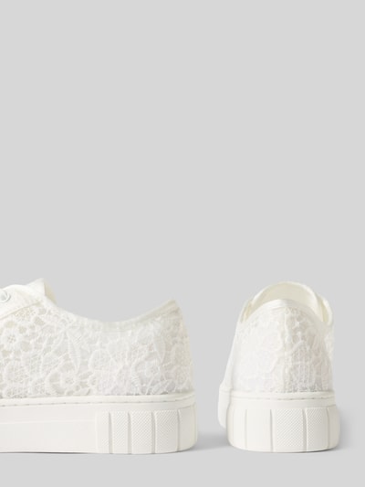 Produktfoto, Sneaker mit Spitze und leicht profilierter Sohle von Marco Tozzi aus weißem Textil, Schnürverschluss, seitlich und rückseitig zu sehen, Obermaterial mit floraler Struktur, Sohle 3 cm hoch, Schafthöhe 6 cm, Schaftweite 9 cm.