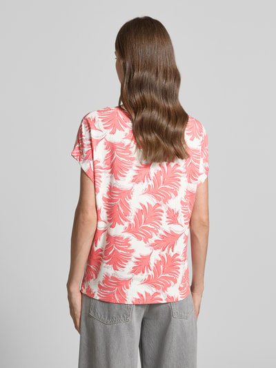 Frauenmodel trägt Regular Fit T-Shirt aus Viskose-Mix von Tom Tailor mit Optik:Allover-Muster, florales Muster, U-Boot-Ausschnitt, Materialverarbeitung: Stretch, Ganzkörperansicht Rückansicht.