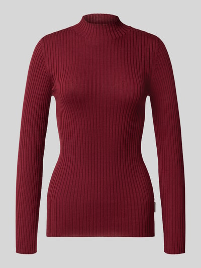 Produktfoto, bordeauxroter Slim Fit Pullover aus reiner Baumwolle Modell 'ALAANIA' von ARMEDANGELS, feine Rippstruktur, Damen Pullover
