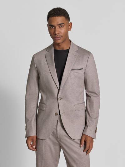 Męski model nosi Regular Fit Anzug mit Viskose-Anteil Modell 'Ponza' von CINQUE, jasny beż, elastyczna mieszanka materiałów, Kołnierz z połami, kieszenie z patką, Listwa z 2 guzikami, krój regular fit, Szerokość w rozmiarze 50: 45 cm, Długość tyłu: 72 cm, Szerokość ramion: 43 cm, Długość rękawów: 84 cm, Długość wewnętrzna nogawki: 73 cm, Ganzkörperansicht von vorne