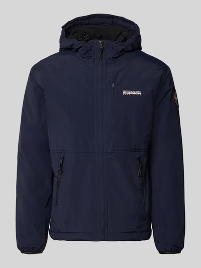 Produktfoto, dunkelblaue Jacke mit Label-Print Modell 'TUNDRA' von Napapijri, glatte Oberfläche, sichtbare Reißverschlusstaschen, Kapuze, sportlicher Look, Herren Jacke mit Logo-Patch, elastische Ärmelabschlüsse, gerader Schnitt, Kontrast-Print und strukturierte Details