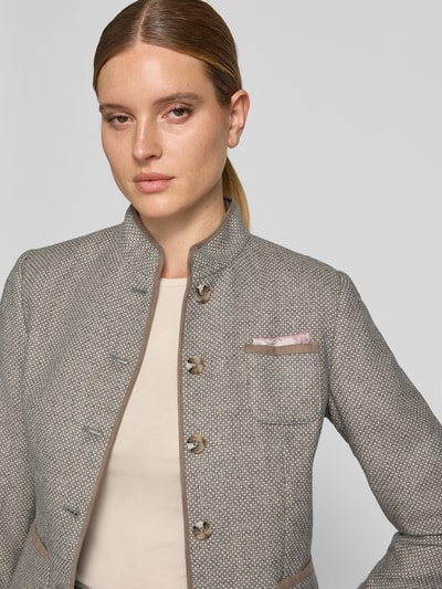 Frauenmodel trägt Blazer mit Woll-Anteil von White Label, Material-Mix, Stehkragen, aufgesetzte Taschen, Nahaufnahme Oberkörper.
