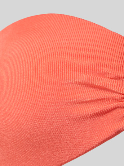 Produktfoto, Nahaufnahme des Neckholder-Bikini-Oberteils Modell 'Costillas Beach' von JOOP! Collection in gerippter, coralroter Textur mit Stretch-Anteil.