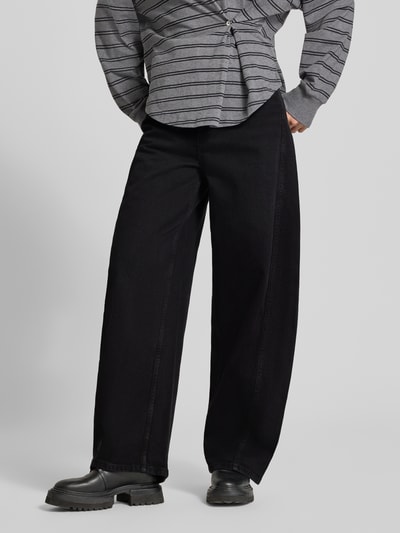 Kobiece model nosi Barrel Fit Jeans mit Eingrifftaschen Modell 'Cindy Draciel' od MOS MOSH, mieszanka bawełny i elastanu, wpuszczane kieszenie, szerokość w rozmiarze 27: 38 cm, długość wewnętrzna nogawki w rozmiarze 27: 78 cm, widok całej sylwetki z przodu.