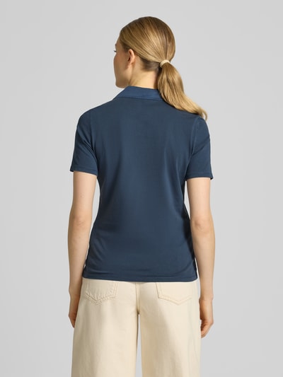 Frauenmodel trägt Regular Fit Poloshirt aus reiner Baumwolle von Marc O'Polo, efekt: jednolity kolor, krój regular fit, aplikacja: nadruk z logo, kształt kołnierza: kołnierzyk polo, zapięcie: krótka listwa guzikowa, rękaw: krótki rękaw, brustasza, wykończenie materiału: dżersej, materiał: bawełna, ganzkörperansicht rückansicht