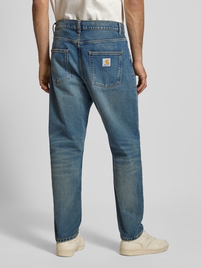 Męski model nosi Straight Fit Jeans mit 5-Pocket-Design od Carhartt Work In Progress, bawełna, niebieskie, widok całej sylwetki z tyłu.